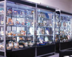 ガラスケース内の商品