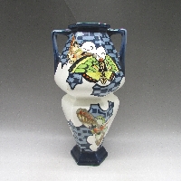 ロイヤルニシキ 蝶文花瓶