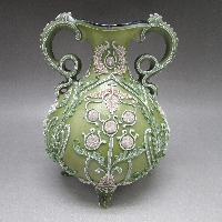 オールド・ニッポン 盛り上げ花文脚付花瓶